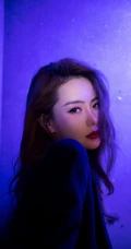 戚薇化身卷发红唇&ldquo;气质轻熟&rdquo;，暗黑色调风格气质柔美超动人