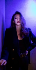 戚薇化身卷发红唇&ldquo;气质轻熟&rdquo;，暗黑色调风格气质柔美超动人