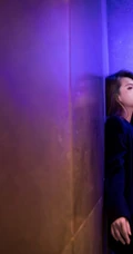 戚薇化身卷发红唇&ldquo;气质轻熟&rdquo;，暗黑色调风格气质柔美超动人