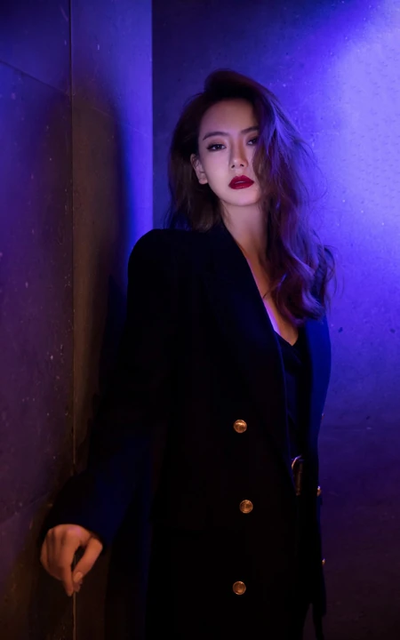 戚薇化身卷发红唇&ldquo;气质轻熟&rdquo;，暗黑色调风格气质柔美超动人