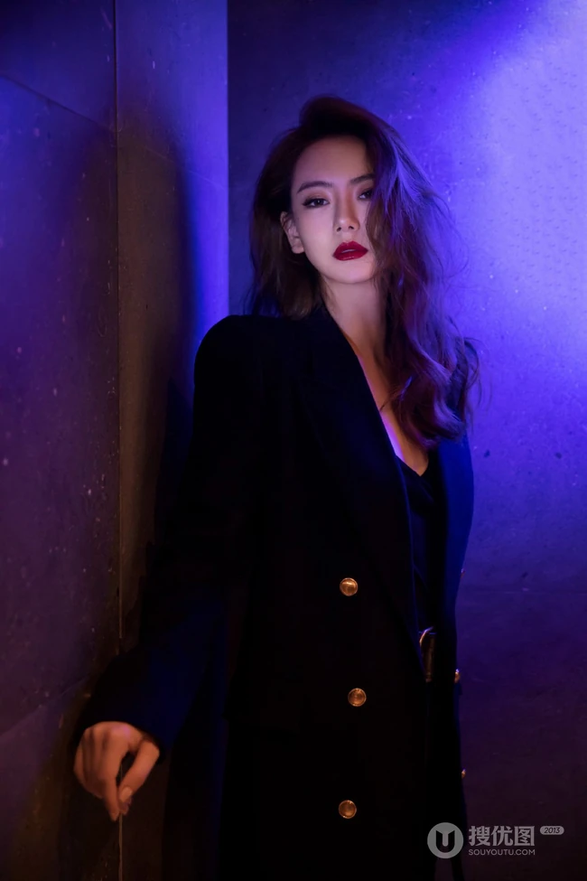 戚薇化身卷发红唇&ldquo;气质轻熟&rdquo;，暗黑色调风格气质柔美超动人