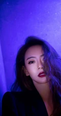 戚薇化身卷发红唇&ldquo;气质轻熟&rdquo;，暗黑色调风格气质柔美超动人