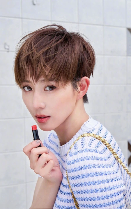 张钧甯微博晒俏皮清爽短发美照