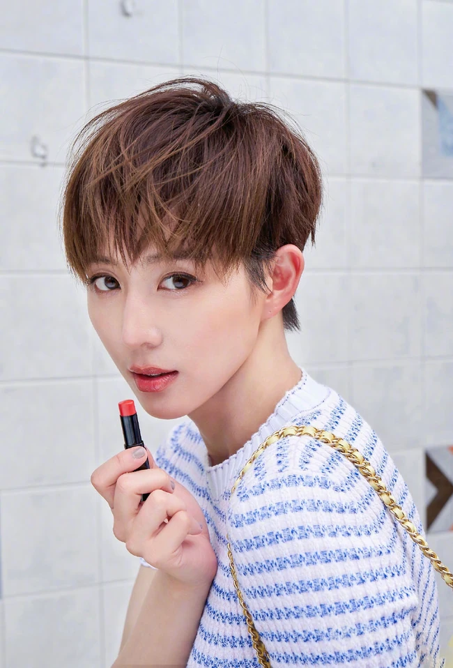 张钧甯微博晒俏皮清爽短发美照