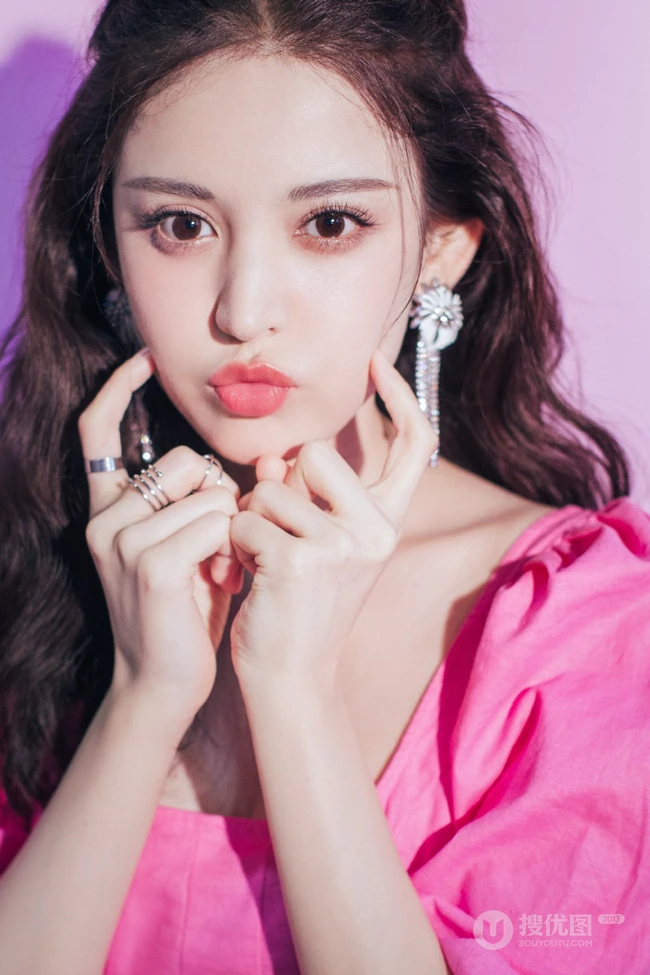 古力娜扎粉色连衣长裙优雅动人写真图片
