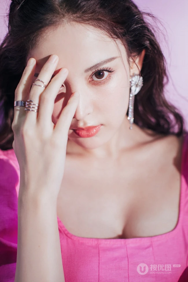 古力娜扎粉色连衣长裙优雅动人写真图片