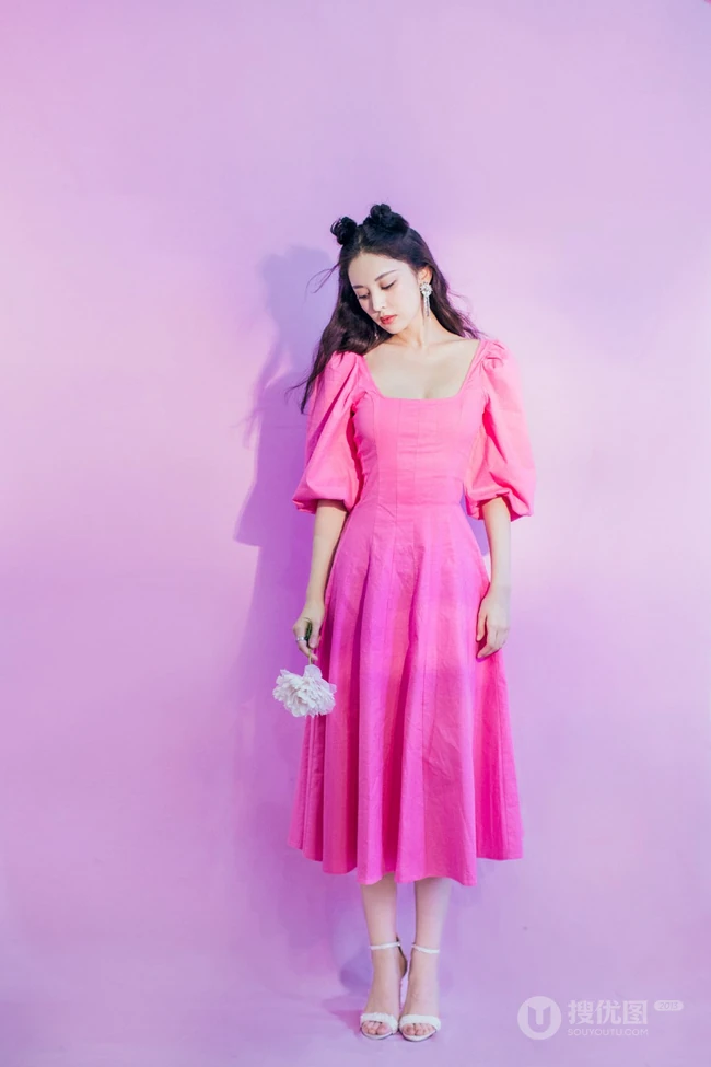 古力娜扎粉色连衣长裙优雅动人写真图片