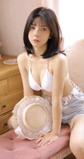 漂亮齐肩短发少女气质居家写真照，肩带家居服搭配牛仔短裤显匀称身形
