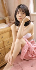 漂亮齐肩短发少女气质居家写真照，肩带家居服搭配牛仔短裤显匀称身形