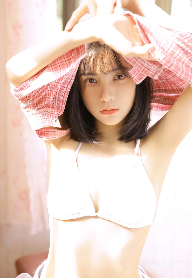 漂亮齐肩短发少女气质居家写真照，肩带家居服搭配牛仔短裤显匀称身形