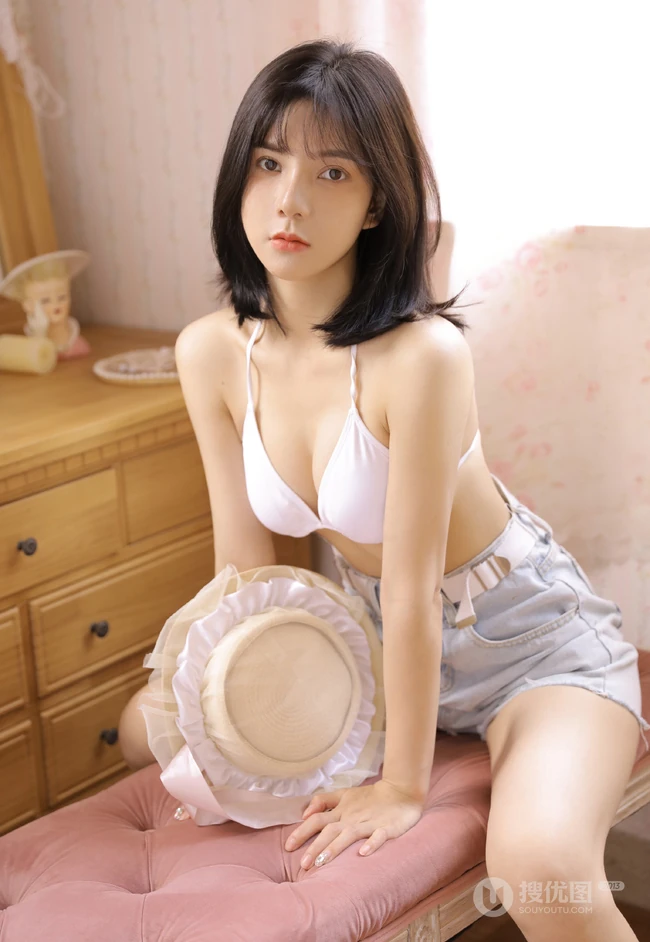 漂亮齐肩短发少女气质居家写真照，肩带家居服搭配牛仔短裤显匀称身形