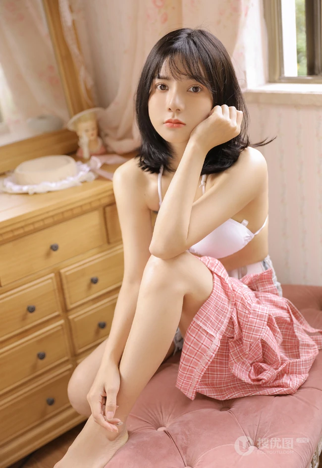漂亮齐肩短发少女气质居家写真照，肩带家居服搭配牛仔短裤显匀称身形