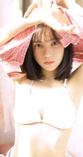 漂亮齐肩短发少女气质居家写真照，肩带家居服搭配牛仔短裤显匀称身形