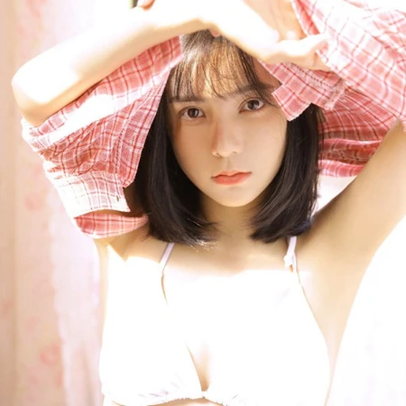 清纯短发女生头像，超可爱清纯短发真人女生居家室内头像图片(套图)