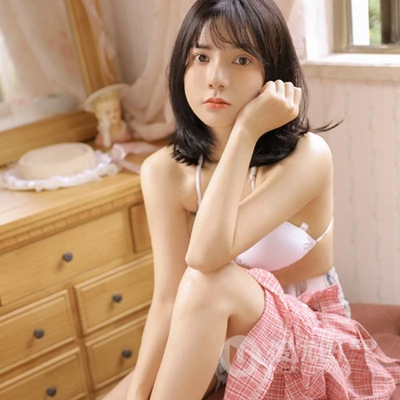 清纯短发女生头像，超可爱清纯短发真人女生居家室内头像图片(套图)