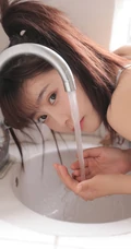 微胖真实可爱妹子，休闲肩带背心，背带裤洗衣房写真美照