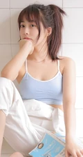 微胖真实可爱妹子，休闲肩带背心，背带裤洗衣房写真美照