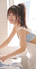 微胖真实可爱妹子，休闲肩带背心，背带裤洗衣房写真美照
