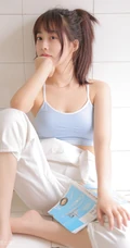 微胖真实可爱妹子，休闲肩带背心，背带裤洗衣房写真美照