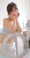 微胖真实可爱妹子，休闲肩带背心，背带裤洗衣房写真美照