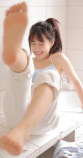 微胖真实可爱妹子，休闲肩带背心，背带裤洗衣房写真美照