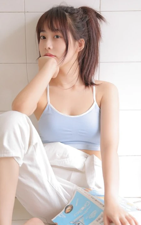 微胖真实可爱妹子，休闲肩带背心，背带裤洗衣房写真美照