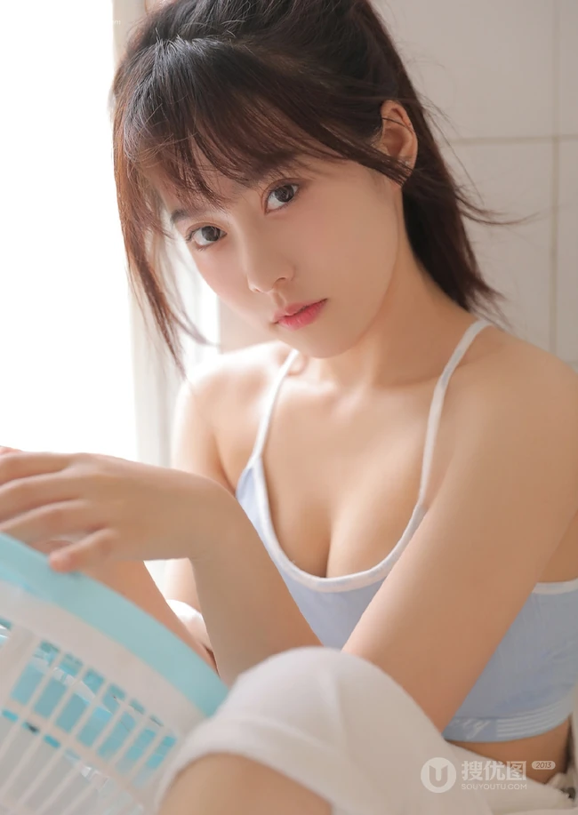 微胖真实可爱妹子，休闲肩带背心，背带裤洗衣房写真美照