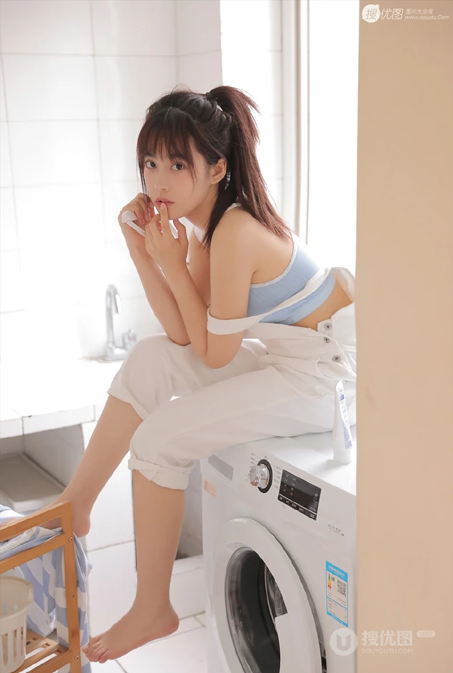 微胖真实可爱妹子，休闲肩带背心，背带裤洗衣房写真美照