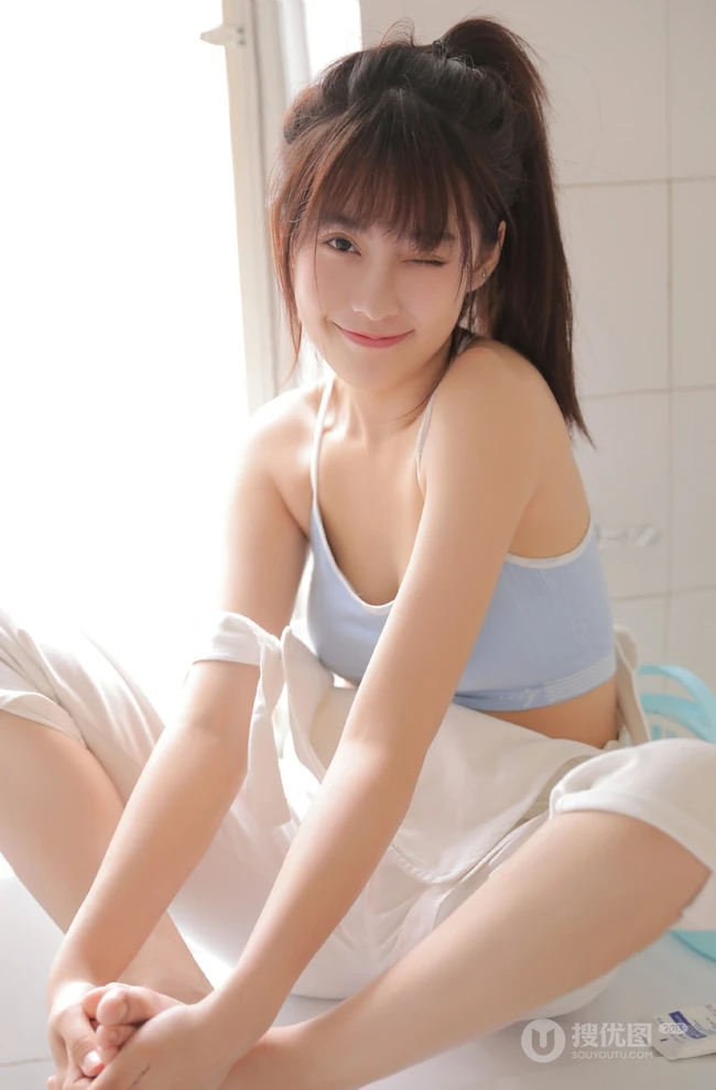 微胖真实可爱妹子，休闲肩带背心，背带裤洗衣房写真美照