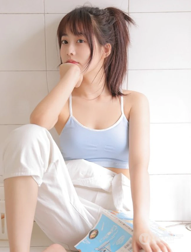 微胖真实可爱妹子，休闲肩带背心，背带裤洗衣房写真美照