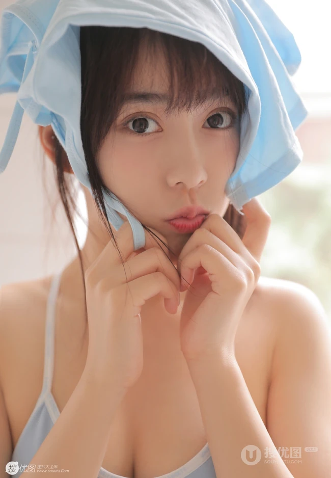 微胖真实可爱妹子，休闲肩带背心，背带裤洗衣房写真美照