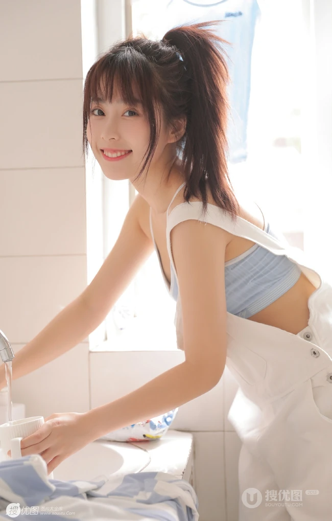 微胖真实可爱妹子，休闲肩带背心，背带裤洗衣房写真美照