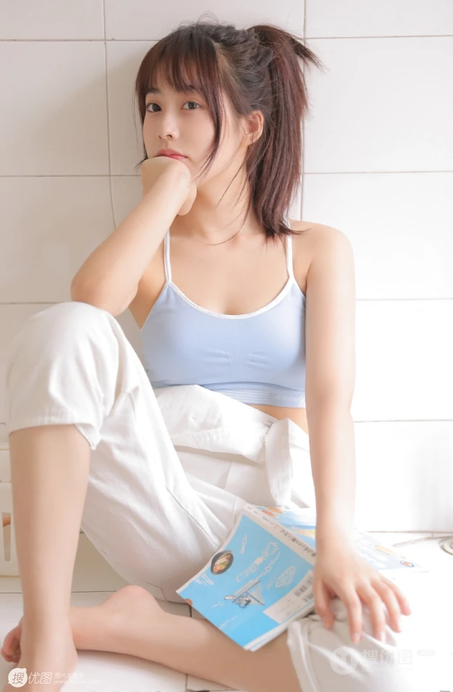微胖真实可爱妹子，休闲肩带背心，背带裤洗衣房写真美照