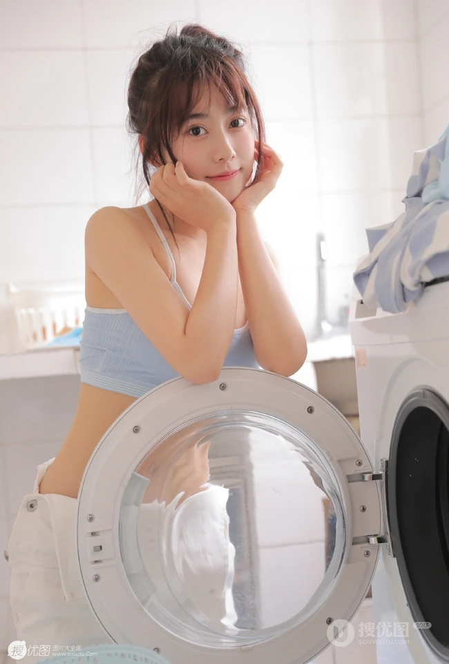 微胖真实可爱妹子，休闲肩带背心，背带裤洗衣房写真美照