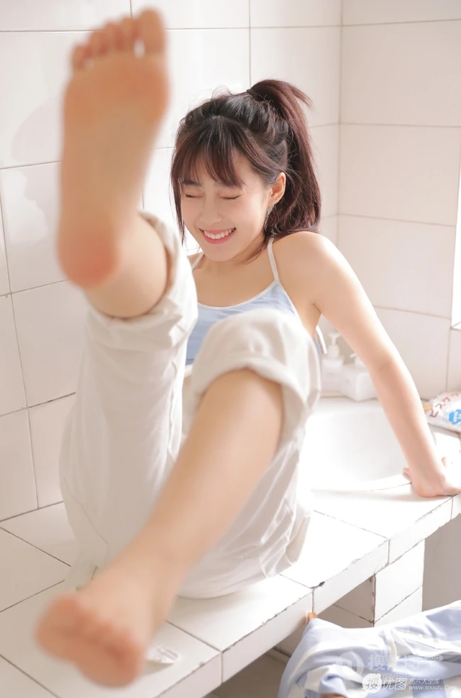 微胖真实可爱妹子，休闲肩带背心，背带裤洗衣房写真美照