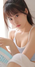 微胖真实可爱妹子，休闲肩带背心，背带裤洗衣房写真美照