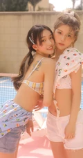 一对好闺蜜，姐妹花，气质清凉穿着户外玩水嬉闹亲密写真图集
