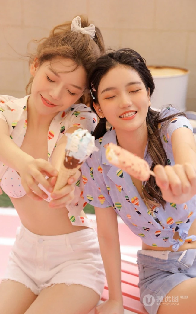 一对好闺蜜，姐妹花，气质清凉穿着户外玩水嬉闹亲密写真图集