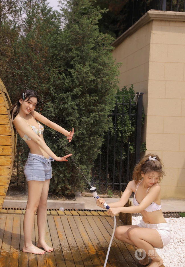 一对好闺蜜，姐妹花，气质清凉穿着户外玩水嬉闹亲密写真图集
