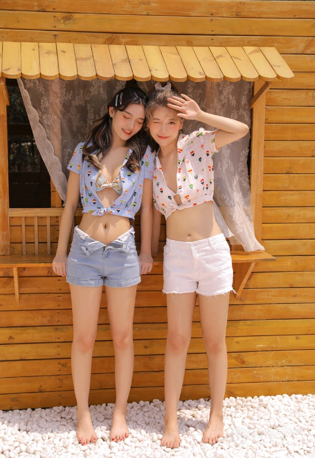 一对好闺蜜，姐妹花，气质清凉穿着户外玩水嬉闹亲密写真图集
