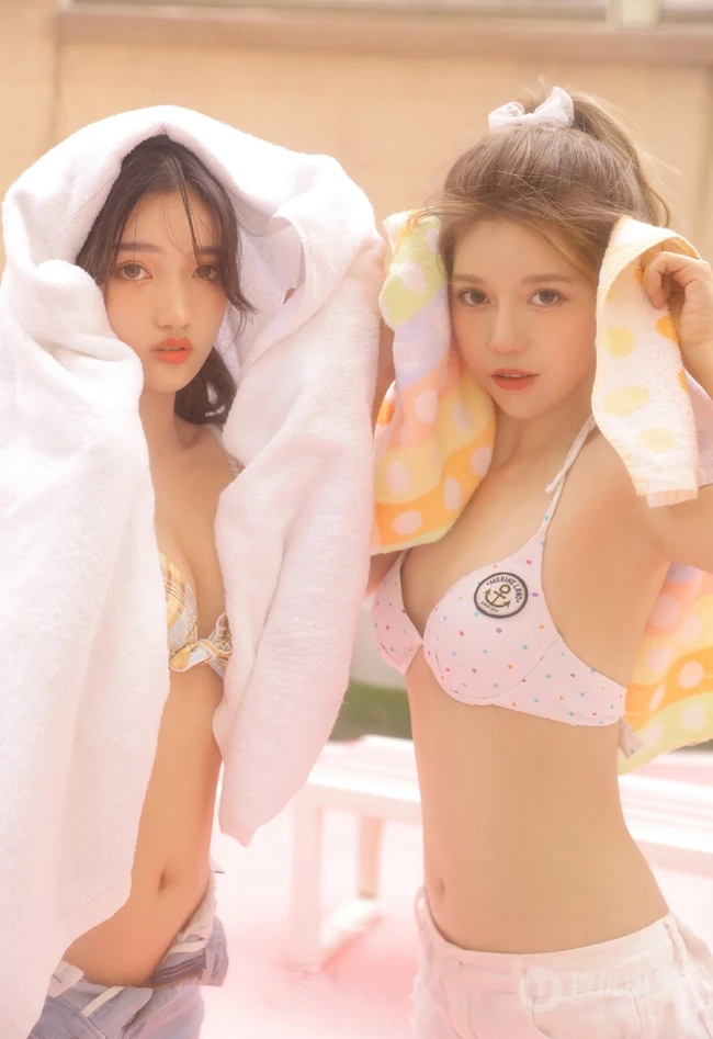 一对好闺蜜，姐妹花，气质清凉穿着户外玩水嬉闹亲密写真图集