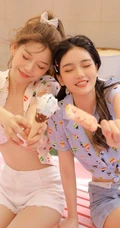 一对好闺蜜，姐妹花，气质清凉穿着户外玩水嬉闹亲密写真图集