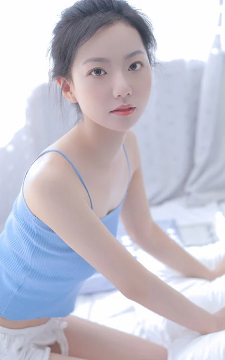 清新清新真实浅粉气质女生蓝色肩带衣短裤室内私密写真图集