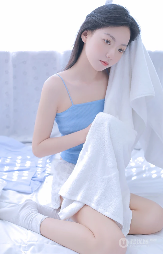 清新清新真实浅粉气质女生蓝色肩带衣短裤室内私密写真图集