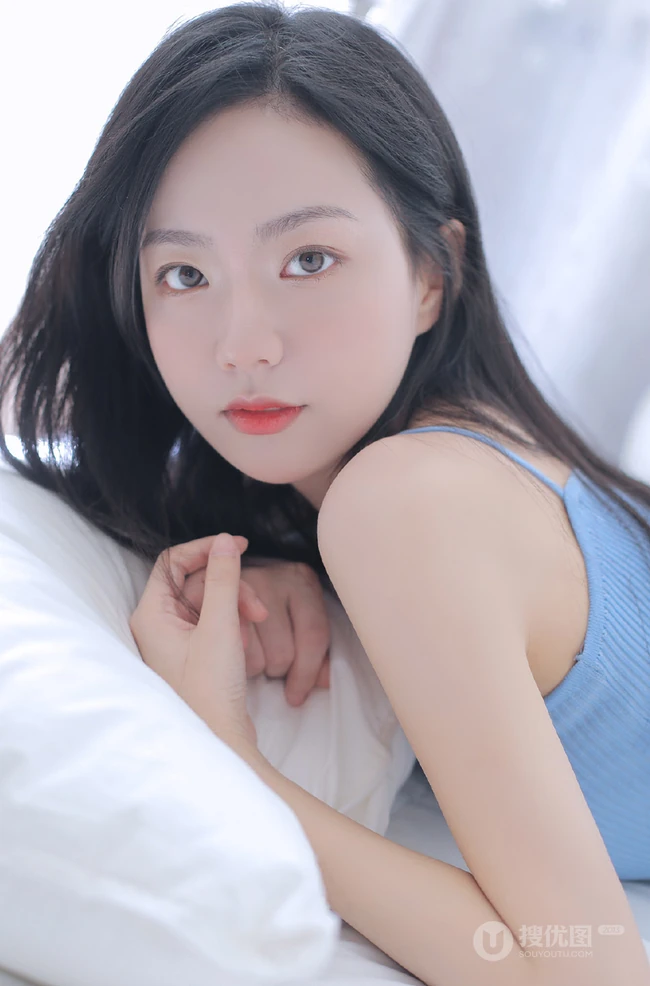 清新清新真实浅粉气质女生蓝色肩带衣短裤室内私密写真图集