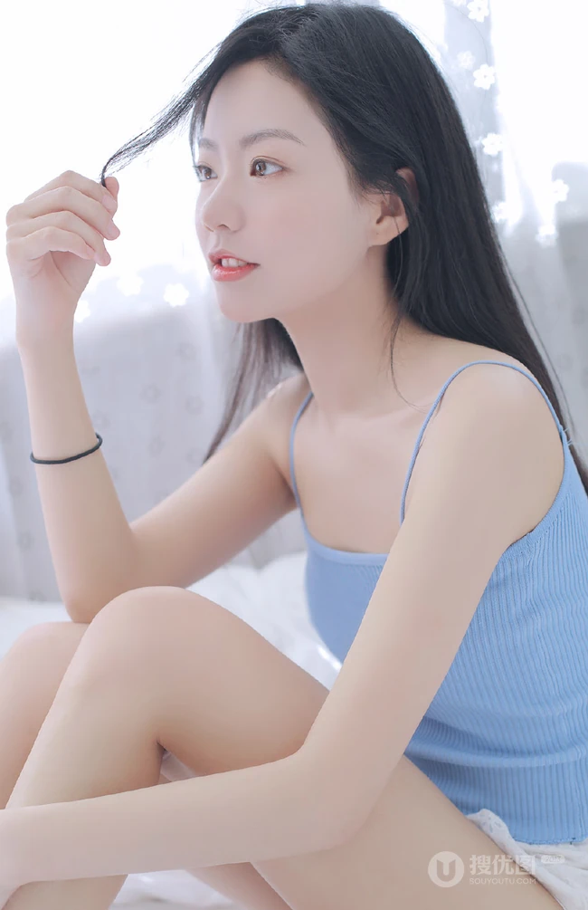 清新清新真实浅粉气质女生蓝色肩带衣短裤室内私密写真图集