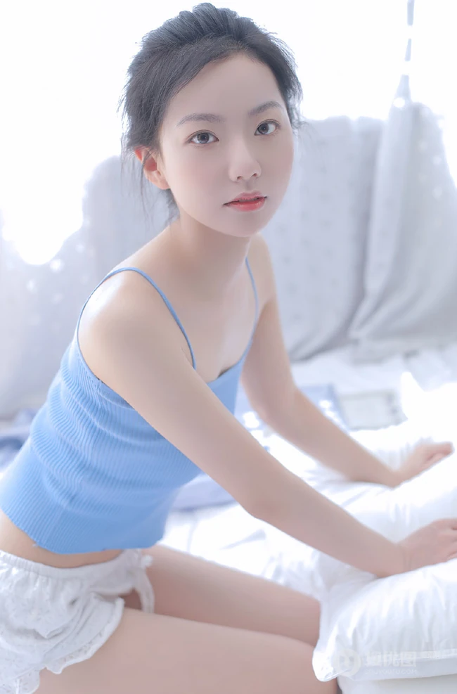 清新清新真实浅粉气质女生蓝色肩带衣短裤室内私密写真图集