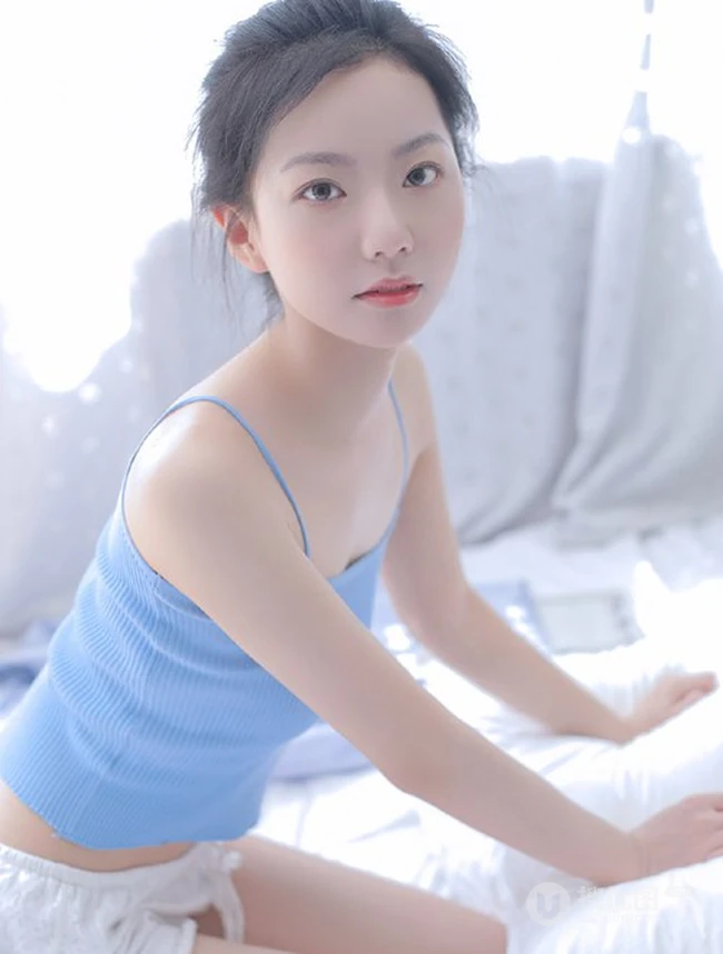 清新清新真实浅粉气质女生蓝色肩带衣短裤室内私密写真图集