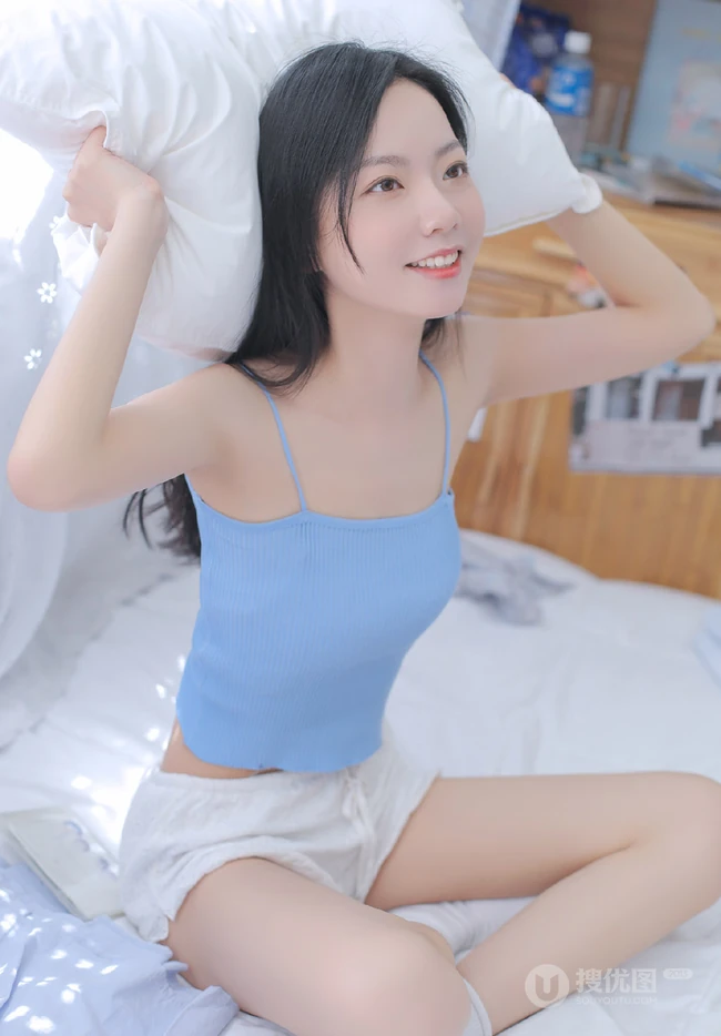 清新清新真实浅粉气质女生蓝色肩带衣短裤室内私密写真图集