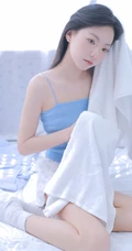 清新清新真实浅粉气质女生蓝色肩带衣短裤室内私密写真图集